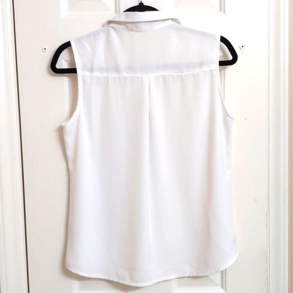 Women's white sleeveless button down shirt - Picture 3 of 6